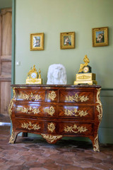 COMMODE TOMBEAU EN PLACAGE DE BOIS DE VIOLETTE ESTAMPILLÉE DE LAPIE