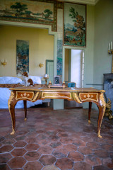 BUREAU PLAT DE STYLE LOUIS XV EN MARQUETERIE ET RICHE MONTURE EN BRONZE DORÉ