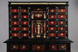 Cabinet en placage d'écaille, poirrier noirci, marqueterie d'ivoire et os