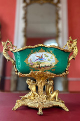 Фарфоровый и позолоченный бронзовый цветочный горшок, украшенный изображениями галантных пар