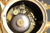 PENDULE DE STYLE ROCAILLE EN BRONZE DORE ORNEE D'UN AMOUR DANS UNE COQUILLE