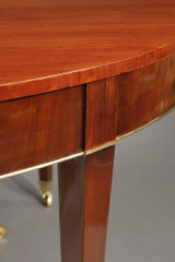 Tavolo allungabile antico, atmosfera da sala da pranzo classica