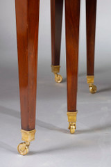 Gambe affusolate del tavolo da pranzo con rotelle dorate