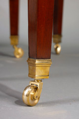 镀金青铜脚轮上的红木桌底座细节
