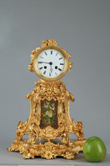 PENDULE ROCAILLE EN BRONZE DORE