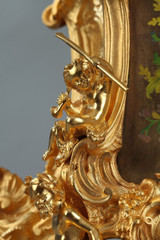 PENDULE ROCAILLE EN BRONZE DORE