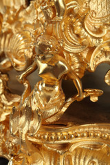 PENDULE ROCAILLE EN BRONZE DORE