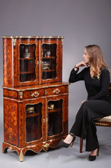 Louis XV Style Showcase mit Marquetry Decor, 19. Jahrhundert