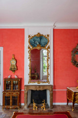 Grand miroir de cheminée en bois doré Rocaille