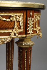 Стол-пьедесталь в стиле Людовика XVI