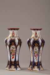 PAIRE DE VASES NAPOLEON III EN PORCELAINE