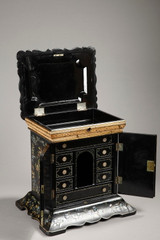 Box with polychrome floral decoration and mother-of-pearl inlays, English craftsmanship