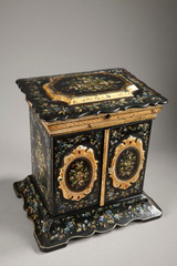 Box with polychrome floral decoration and mother-of-pearl inlays, English craftsmanship
