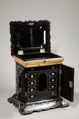 Box with polychrome floral decoration and mother-of-pearl inlays, English craftsmanship