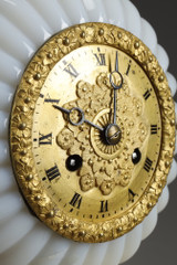 PENDULE AUX DAUPHINS EN OPALINE, CHARLES X