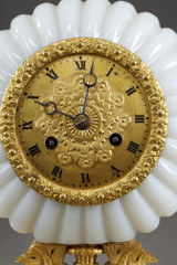 PENDULE AUX DAUPHINS EN OPALINE, CHARLES X