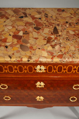 CASSETTIERA IN STILE TRANSIZIONALE IN INTARSIO DI LEGNO E BRONZO DORATO