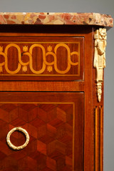 CÓMODA DE ESTILO TRANSICIONAL EN MARQUETERÍA DE MADERA Y BRONCE DORADO