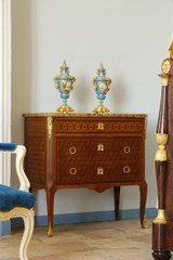 TRANSITIONAL STYLE CHEST OF DRAWERS IN MARQUETTERY OF WOOD AND GILDED BRONZE