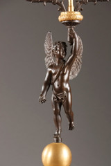 Paar vergoldete und patinierte Bronzekandelaber mit Putten