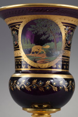 VASE MÉDICIS EN OPALINE AMÉTHYSTE À DÉCOR DES FABLES DE LA FONTAINE, ÉPOQUE RESTAURATION.