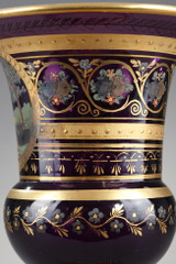 VASE MÉDICIS EN OPALINE AMÉTHYSTE À DÉCOR DES FABLES DE LA FONTAINE, ÉPOQUE RESTAURATION.