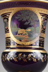 VASE MÉDICIS EN OPALINE AMÉTHYSTE À DÉCOR DES FABLES DE LA FONTAINE, ÉPOQUE RESTAURATION.