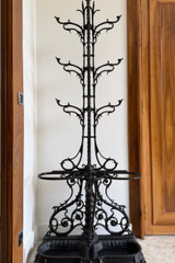 GARDEROBENSTÄNDER IM JUGENDSTIL AUS SCHWARZ GEBRATENEN GUSSEISEN