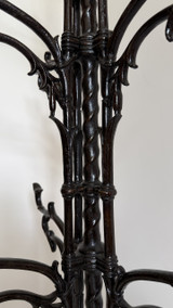 GARDEROBENSTÄNDER IM JUGENDSTIL AUS SCHWARZ GEBRATENEN GUSSEISEN
