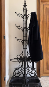 GARDEROBENSTÄNDER IM JUGENDSTIL AUS SCHWARZ GEBRATENEN GUSSEISEN