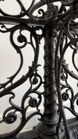 GARDEROBENSTÄNDER IM JUGENDSTIL AUS SCHWARZ GEBRATENEN GUSSEISEN