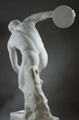 Sculpture de musée représentant un lanceur de disque