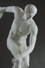 Statue en plâtre figurant un athlète en mouvement