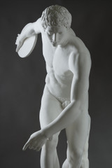 Reproduction en plâtre dune figure emblématique de lAntiquité