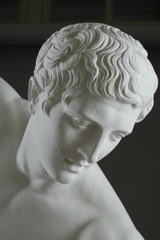 Sculpture daprès Myron à sujet sportif et antique