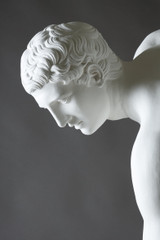 Figure du Discobole en plâtre, vue sous un autre angle