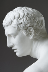 IMPORTANTE SCULPTURE EN PLÂTRE DU DISCOBOLE D'APRÈS MYRON, RÉALISÉE PAR LES ATELIERS DE MOULAGE DU LOUVRE