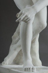 IMPORTANTE SCULPTURE EN PLÂTRE DU DISCOBOLE D'APRÈS MYRON, RÉALISÉE PAR LES ATELIERS DE MOULAGE DU LOUVRE