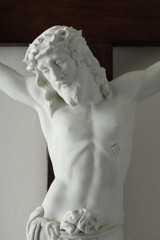 Detail der Biskuitporzellanfigur Christi an seinem Holzkreuz