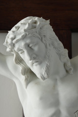 Skulptur des gekreuzigten Christus aus Eichenholz und Biskuitporzellan