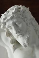 Figur Christi aus Biskuitporzellan, befestigt an einem Eichenkreuz