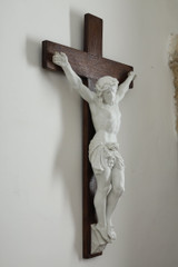 Ein antiker religiöser Gegenstand, der Christus am Kreuz darstellt