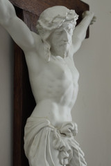 Vorderansicht eines Christus am Kreuz aus Eichenholz und Biskuitporzellan