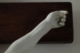 Detail der Biskuitporzellanfigur des Christusleichens am Kreuz