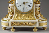 Reloj antiguo con decoración que evoca el amor y la amistad