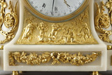 Reloj de estilo Luis XVI con figuras esculpidas