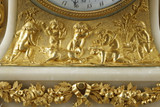 Reloj decorativo con temática alegórica, vista de tres cuartos