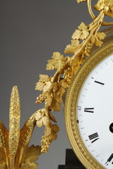 Orologio antico ornato con patina e dorature
