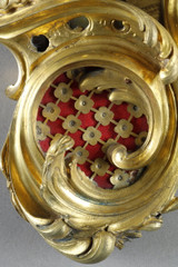 Bronze doré orné de feuillages et de fleurs.