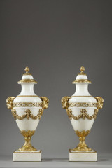 Ein Paar Cassoletten im Stil Louis XVI aus weißem Marmor und vergoldeter Bronze.